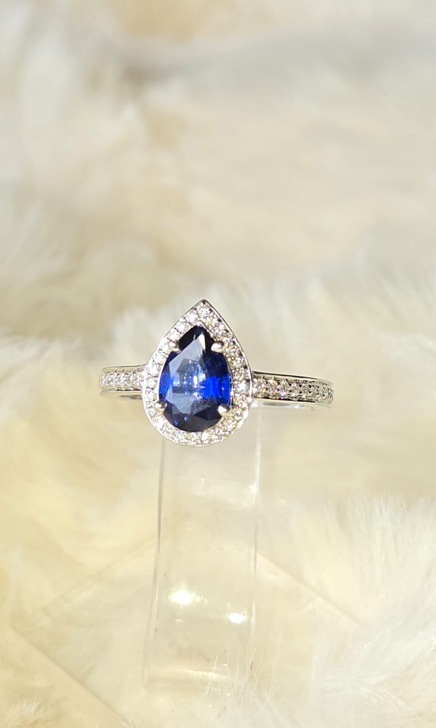 Halo zafiro y diamantes corte brillantes  Oro Blanco