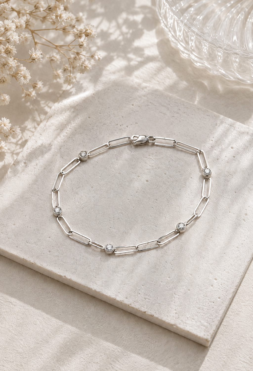 Clip y diamantes oro blanco