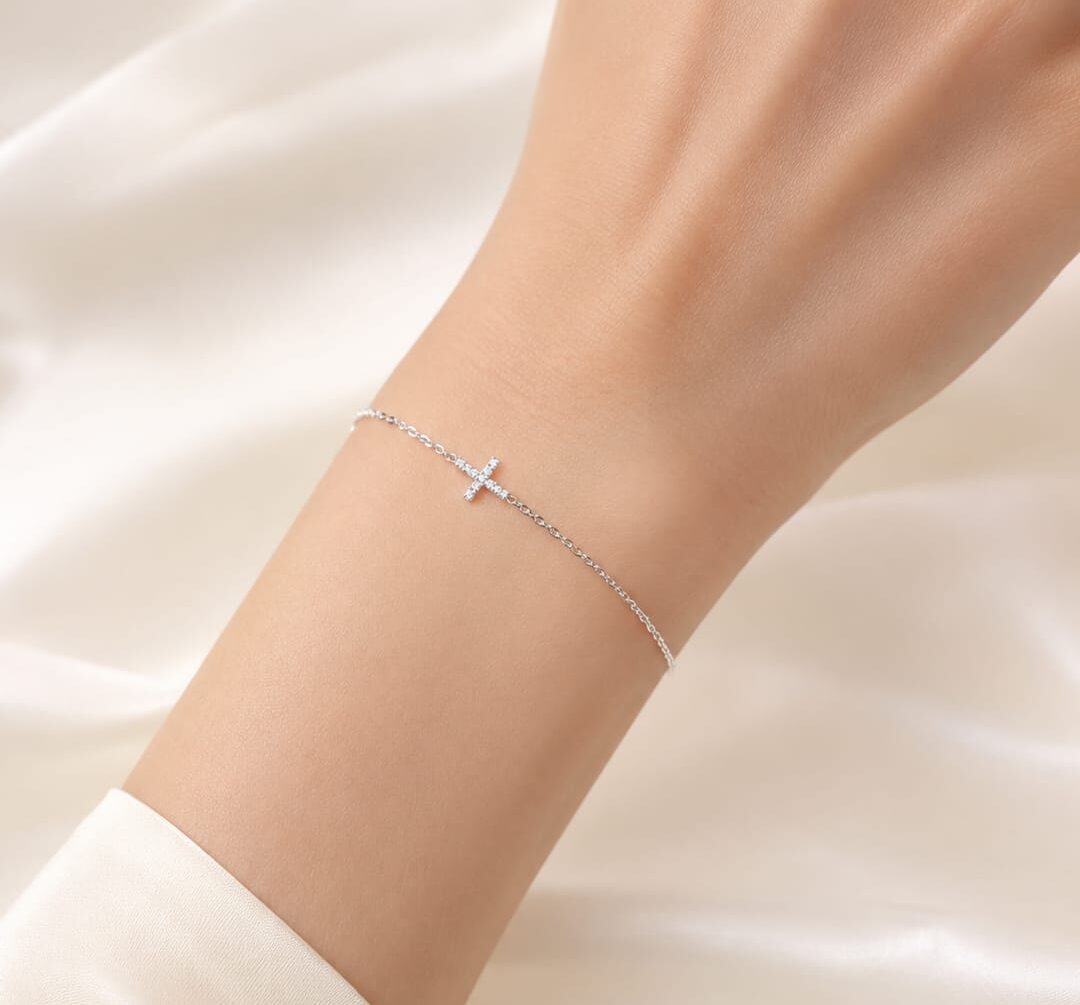 Cruz fina diamantes oro blanco